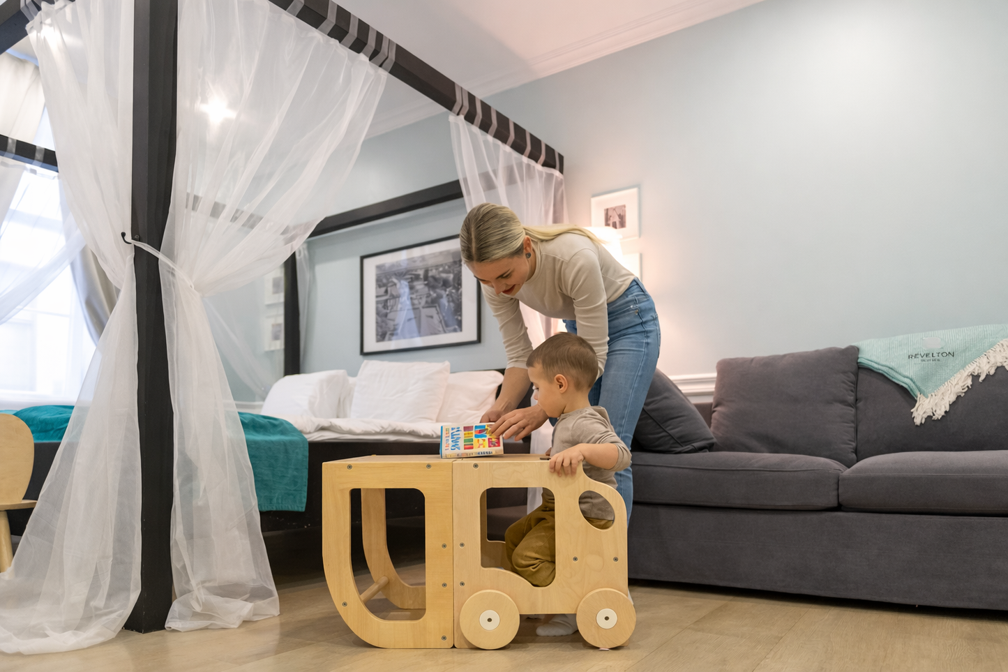 Нэг тавилга. Гурван хэрэглээ. (Montessori суралцах шат)